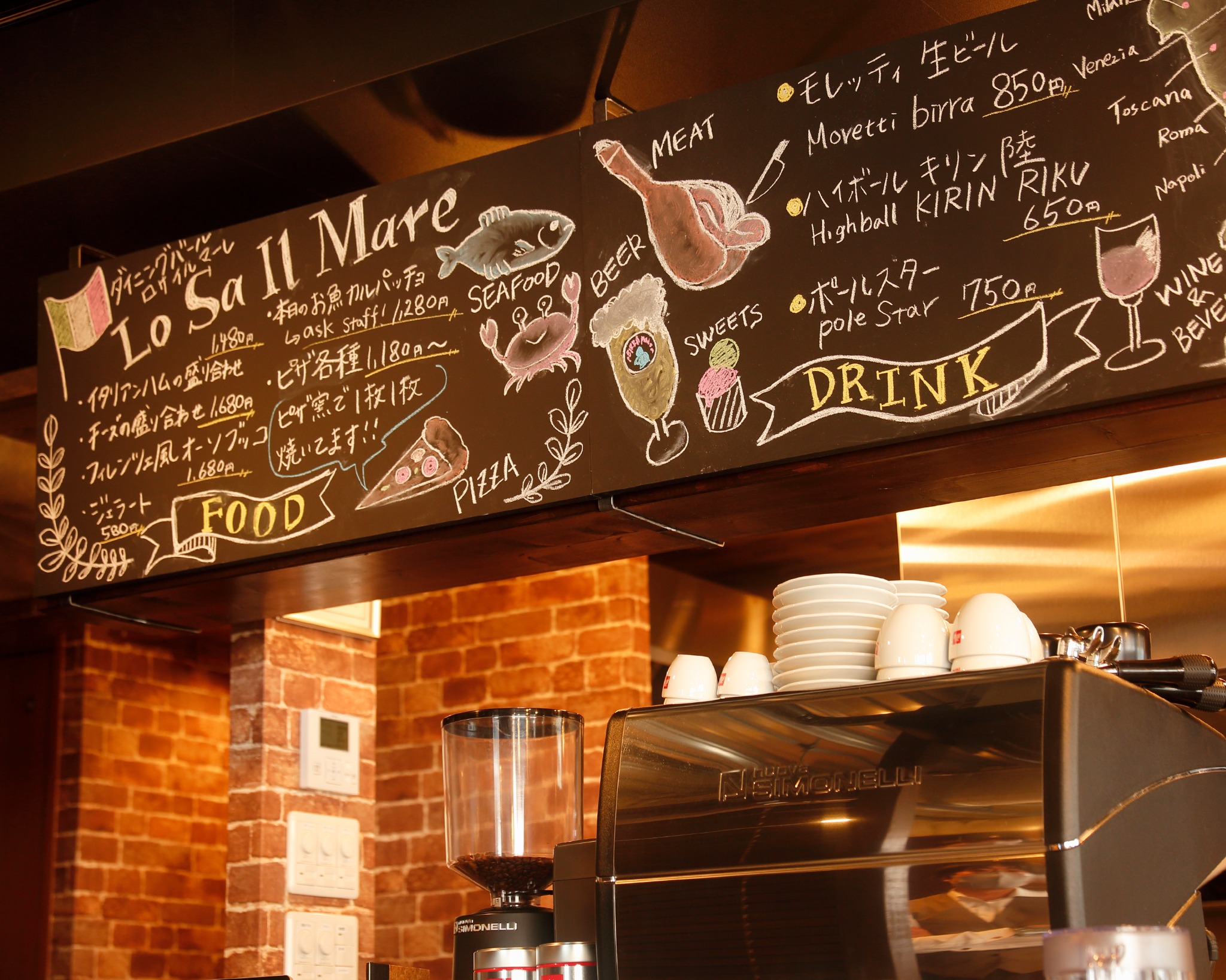 Dining Bar Lo Sa Il Mare 黒板とバーカウンター